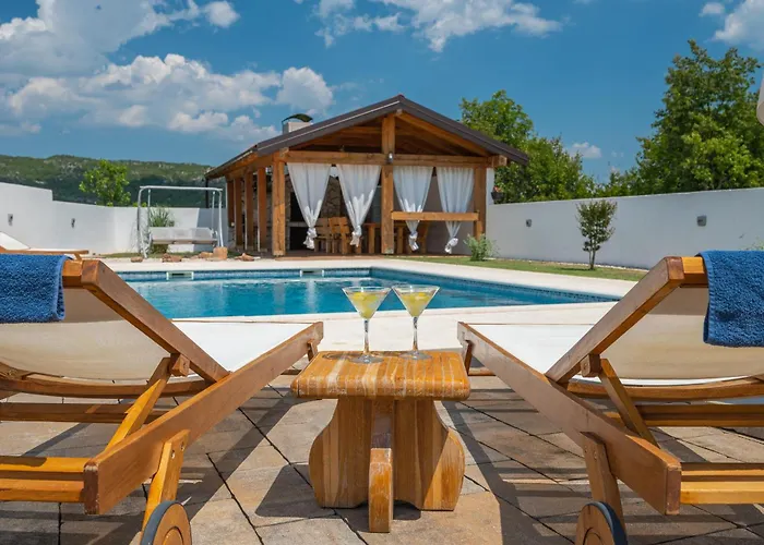 Casa Natura With 40m2 Pool Near Makarska 别墅