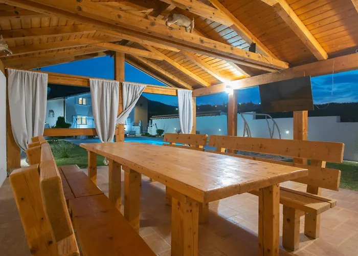 Casa Natura With 40m2 Pool Near Makarska 别墅 *